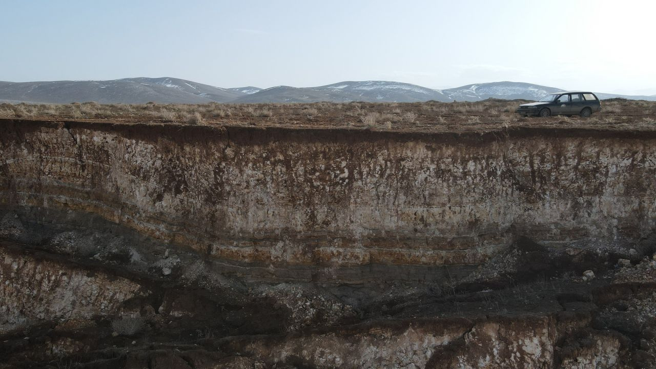 İşte fay hattının başlangıç noktası! Devasa yarıklar oluşmuş dronla çekilen görüntülere bakın