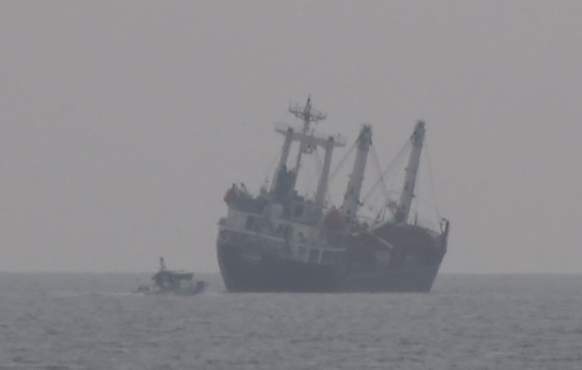 Antalya'da ekipleri alarma geçiren olay: Dev yük gemisi yan yattı!