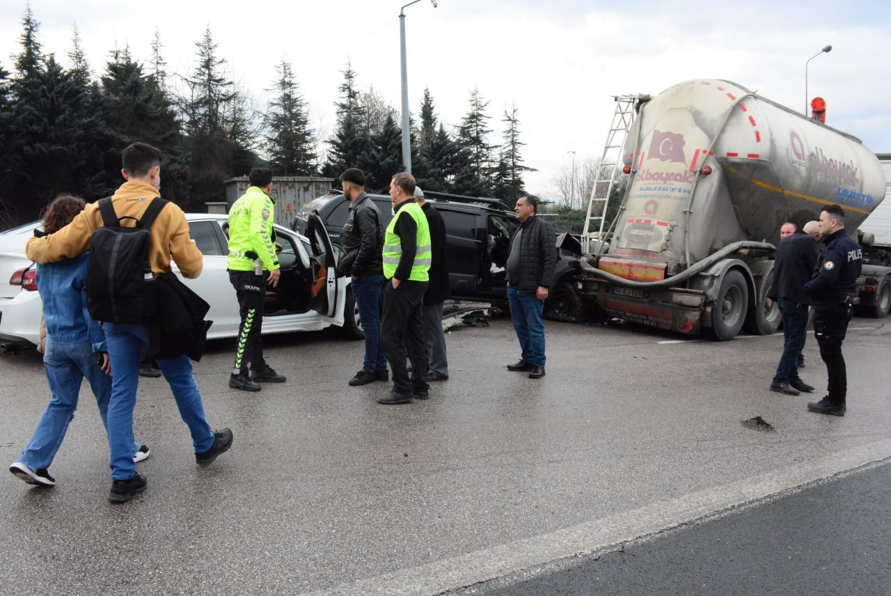 TEM'de 7 kaza peş peşe yaşandı! 23 araç hasar gördü yaralılar var