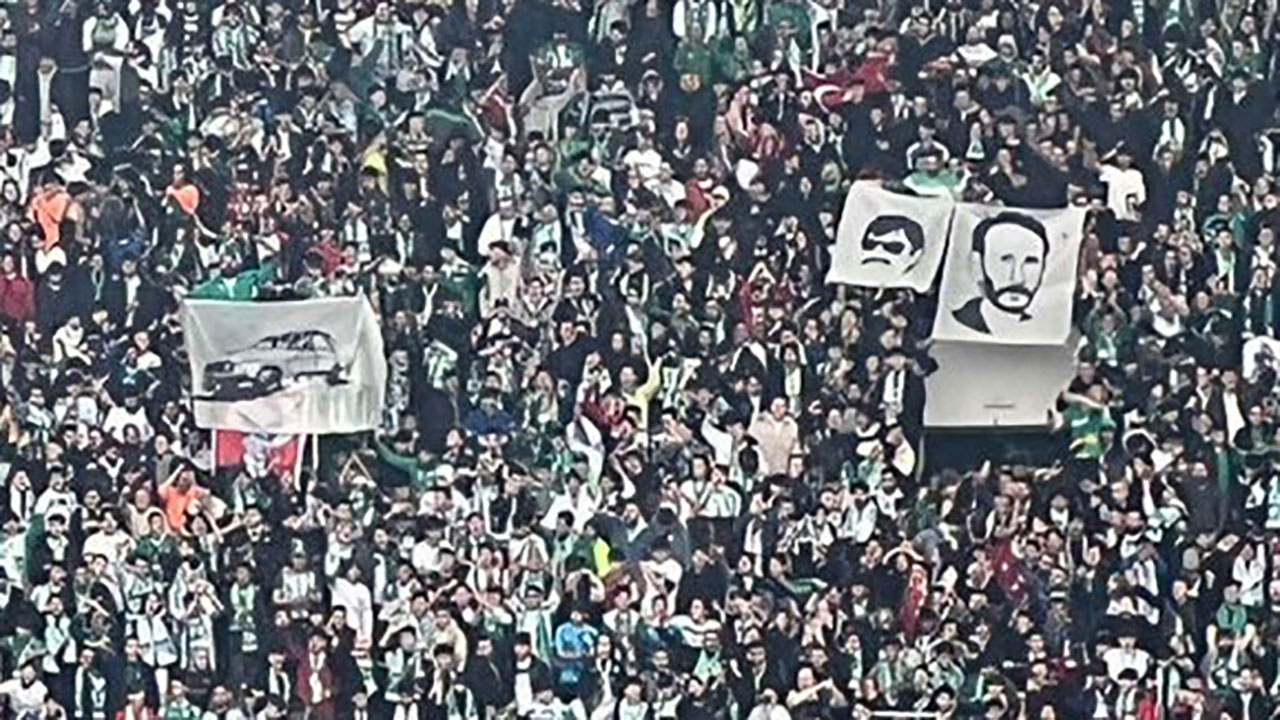 Bursaspor-Amedspor maçında 'Beyaz Toros' ve Yeşil' pankartları açıldı! Saha savaş yeri gibi