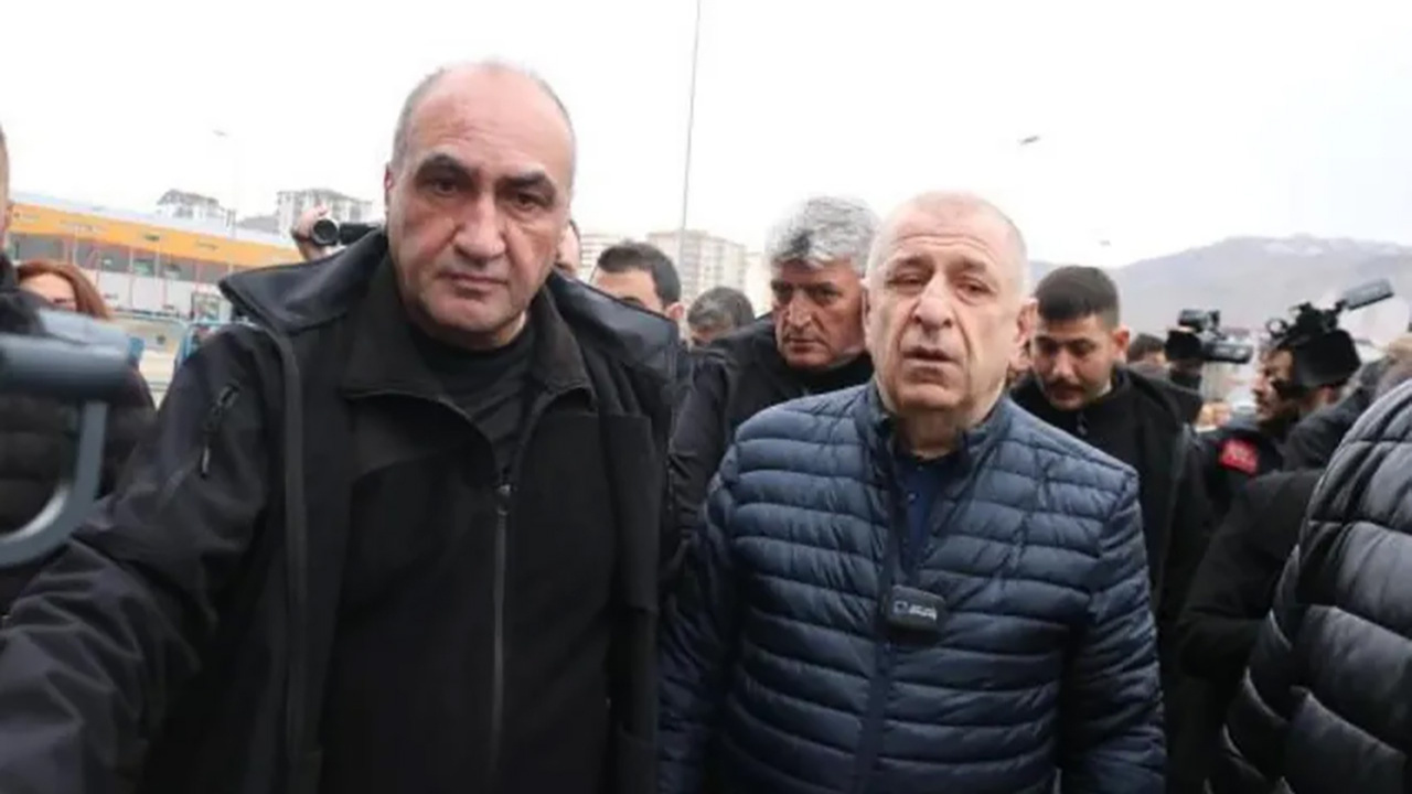 Ümit Özdağ'a taraftar tepkisi! Kayserispor taraftarından kaçmak için tuvalete sığındı