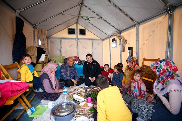 Hatay'da kendi elektriğini üreten çadırlar dikkat çekiyor! Türkiye'de bir ilk konteyner tipi çadırların içine bakın