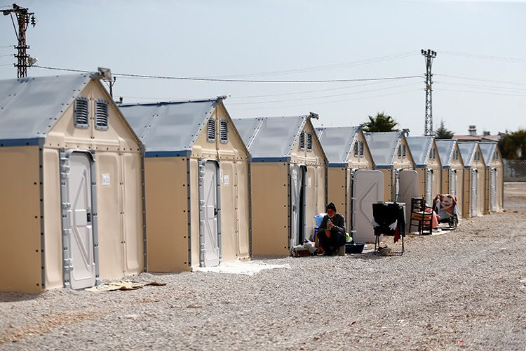 Hatay'da kendi elektriğini üreten çadırlar dikkat çekiyor! Türkiye'de bir ilk konteyner tipi çadırların içine bakın