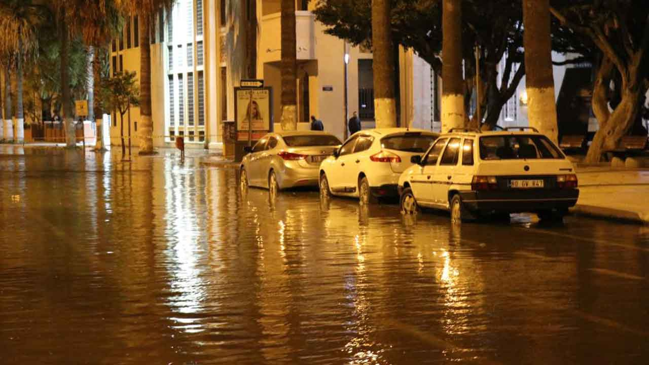 Deprem sonrası İskenderun’da deniz taştı, caddeler göle döndü