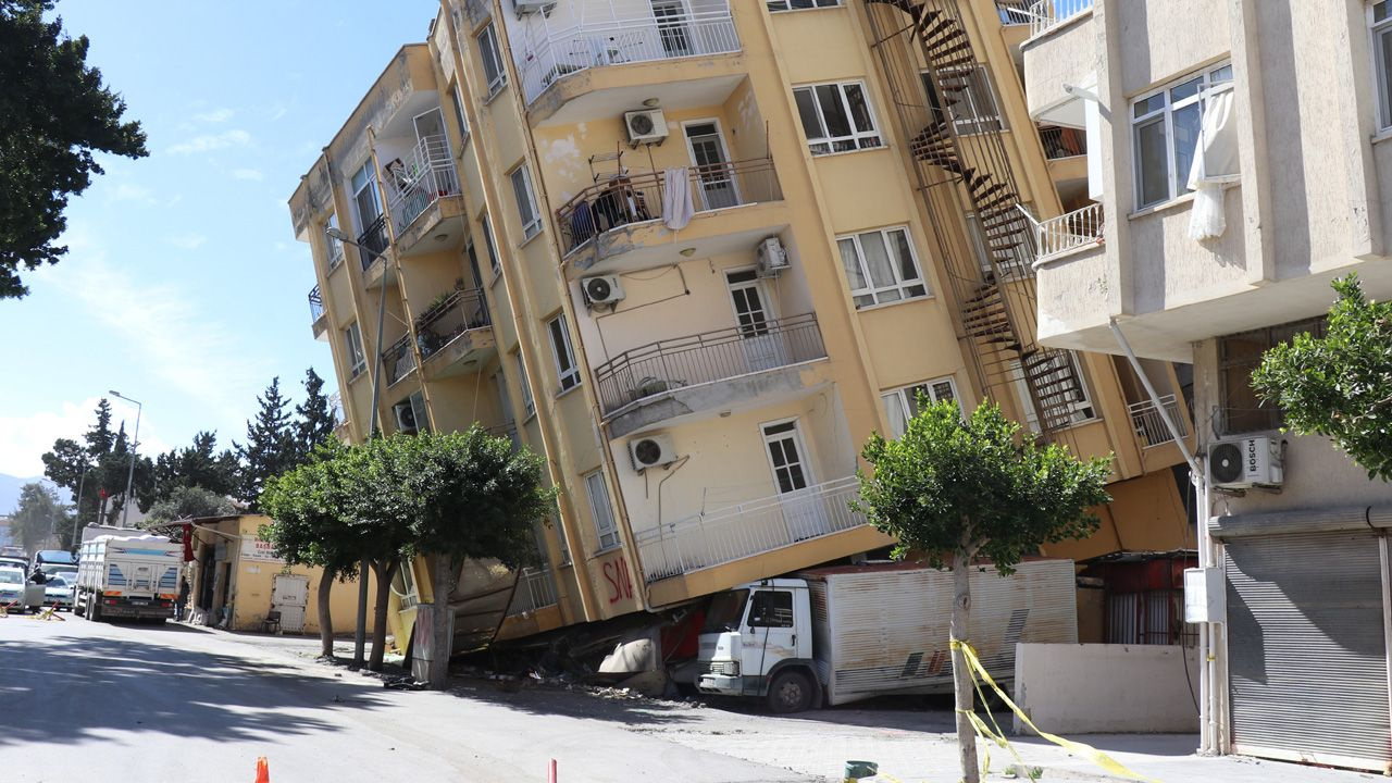 Yan yatan 5 katlı binada olana bakın! Kamyonet ayakta tutuyor acilen yıkılmalı