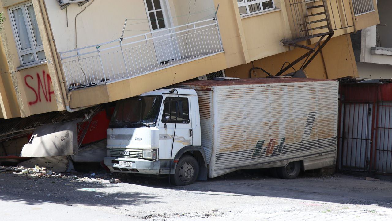 Yan yatan 5 katlı binada olana bakın! Kamyonet ayakta tutuyor acilen yıkılmalı