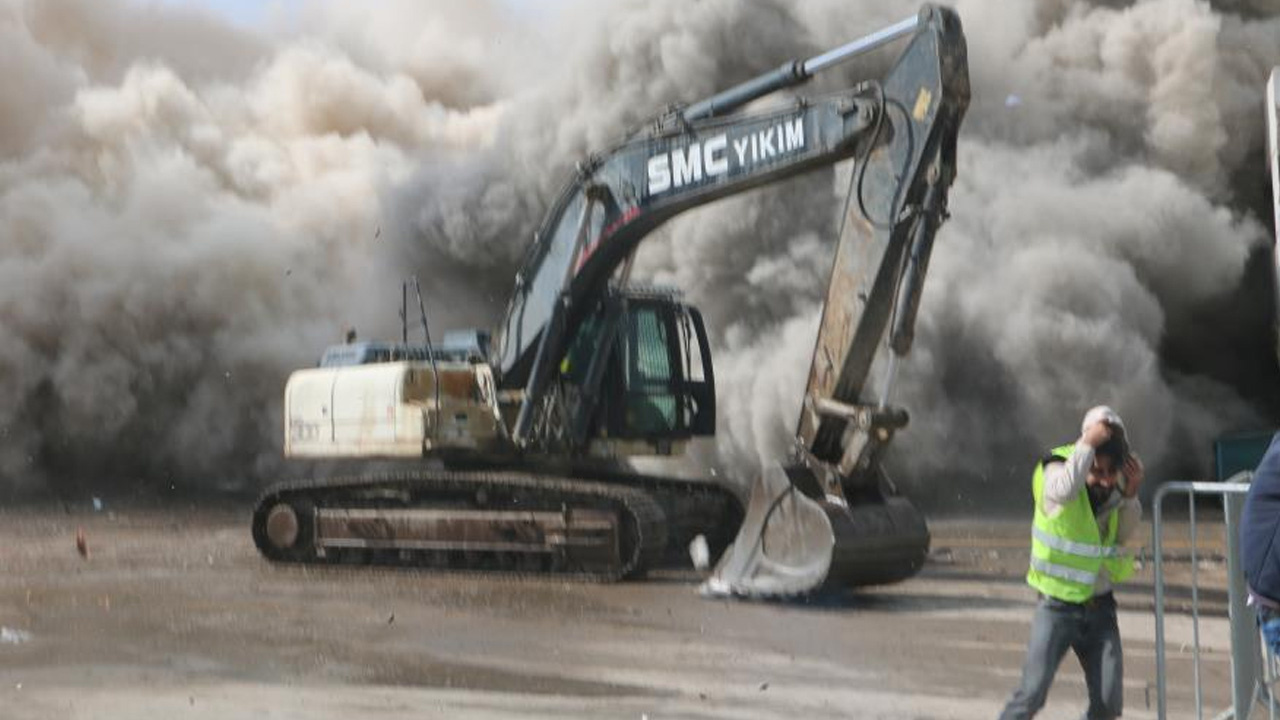89 kişinin öldüğü iş merkezi bir dokunuşta yıkıldı, toz bulutu iş makinesini böyle yuttu