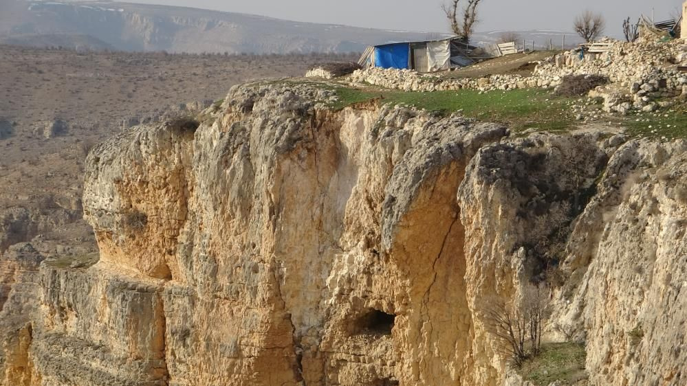 Karlar eridi ortaya çıktı! Deprem sonrası bin 400 metre rakımda dev yarıklar ürküttü!