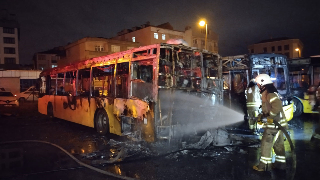 İstanbul Tuzla’da 3 halk otobüs alev alev yandı