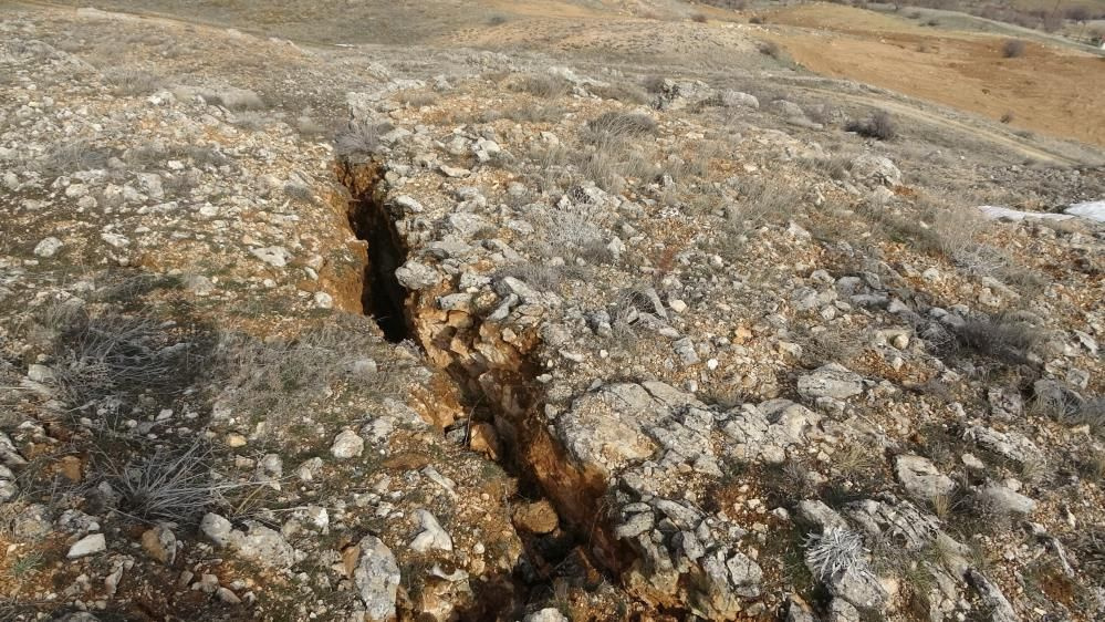 Karlar eridi ortaya çıktı! Deprem sonrası bin 400 metre rakımda dev yarıklar ürküttü!