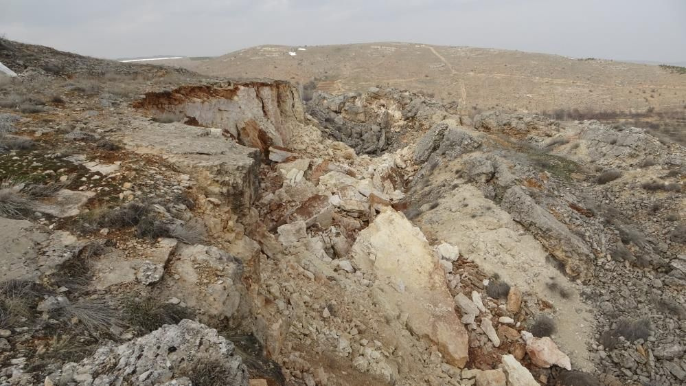 Karlar eridi ortaya çıktı! Deprem sonrası bin 400 metre rakımda dev yarıklar ürküttü!