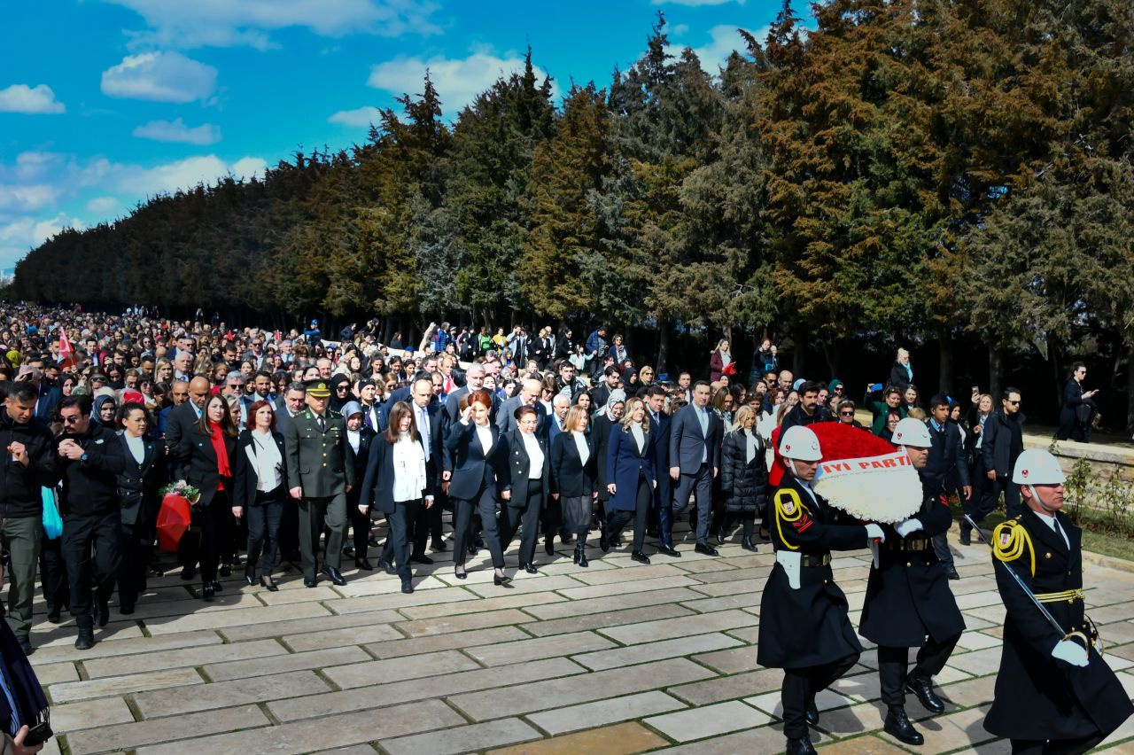 Meral Akşener Anıtkabir'e çıktı asker selamı durdu! Kadınlarla tarih yazacağız