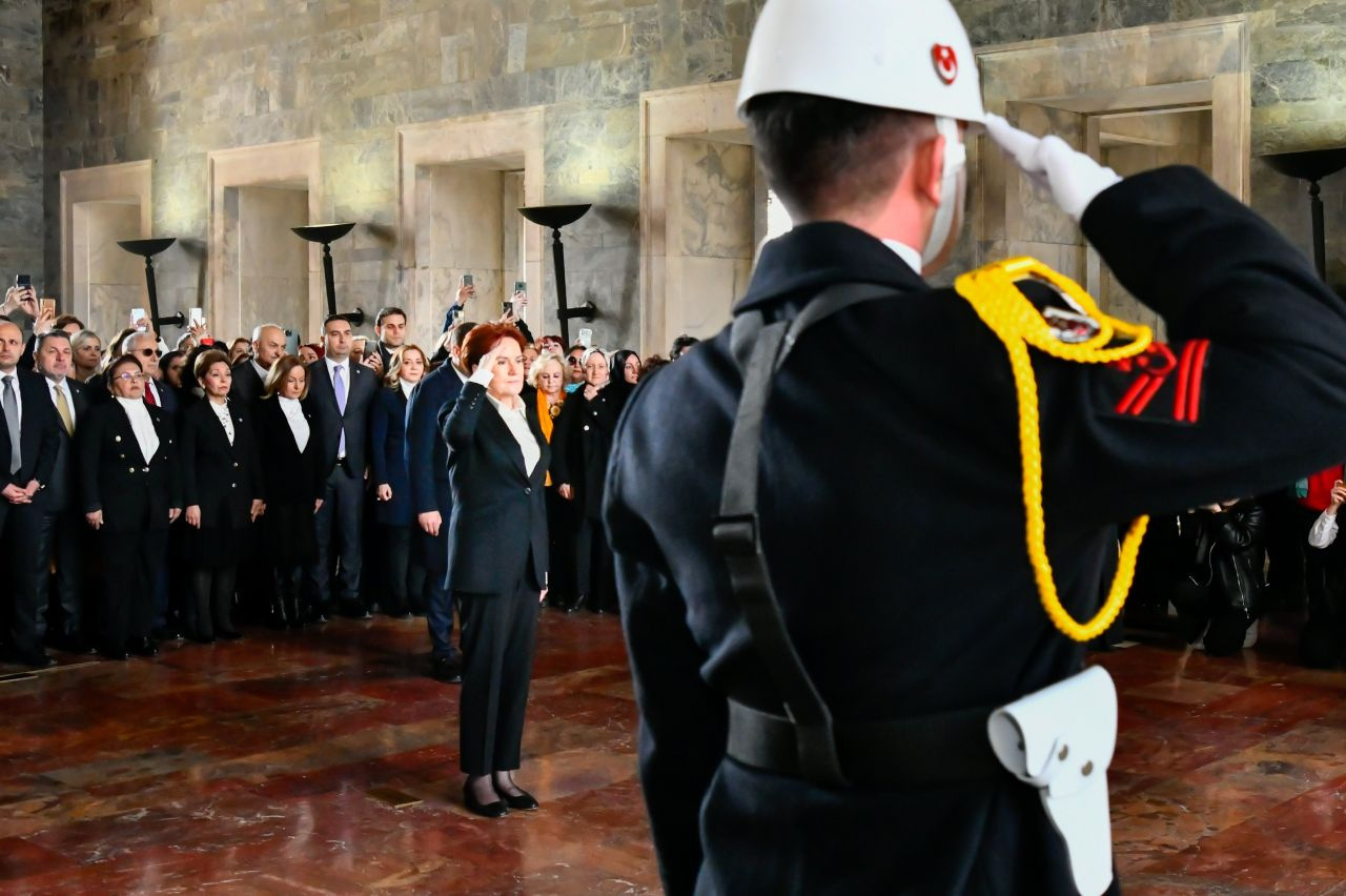 Meral Akşener Anıtkabir'e çıktı asker selamı durdu! Kadınlarla tarih yazacağız