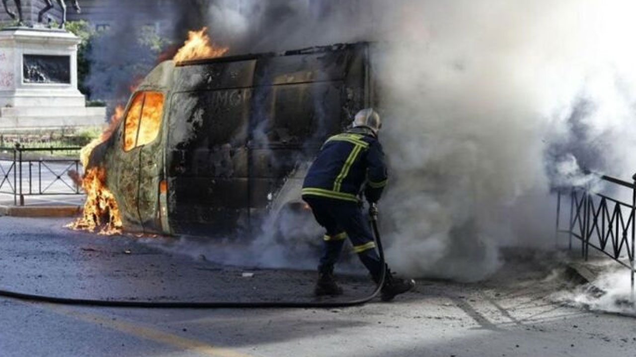 Yunanistan'da tren kazası protesto edildi! 50 bin kişi sokakta