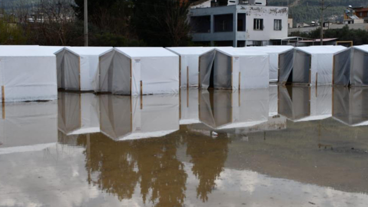 Hatay'da depremzedelerin zor anları: Çadır kent sular içinde kaldı