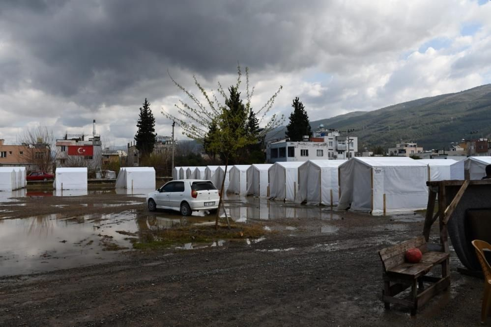 Depremzedelerin çilesi bitmiyor! Şimdi de çadırlar sular içinde kaldı