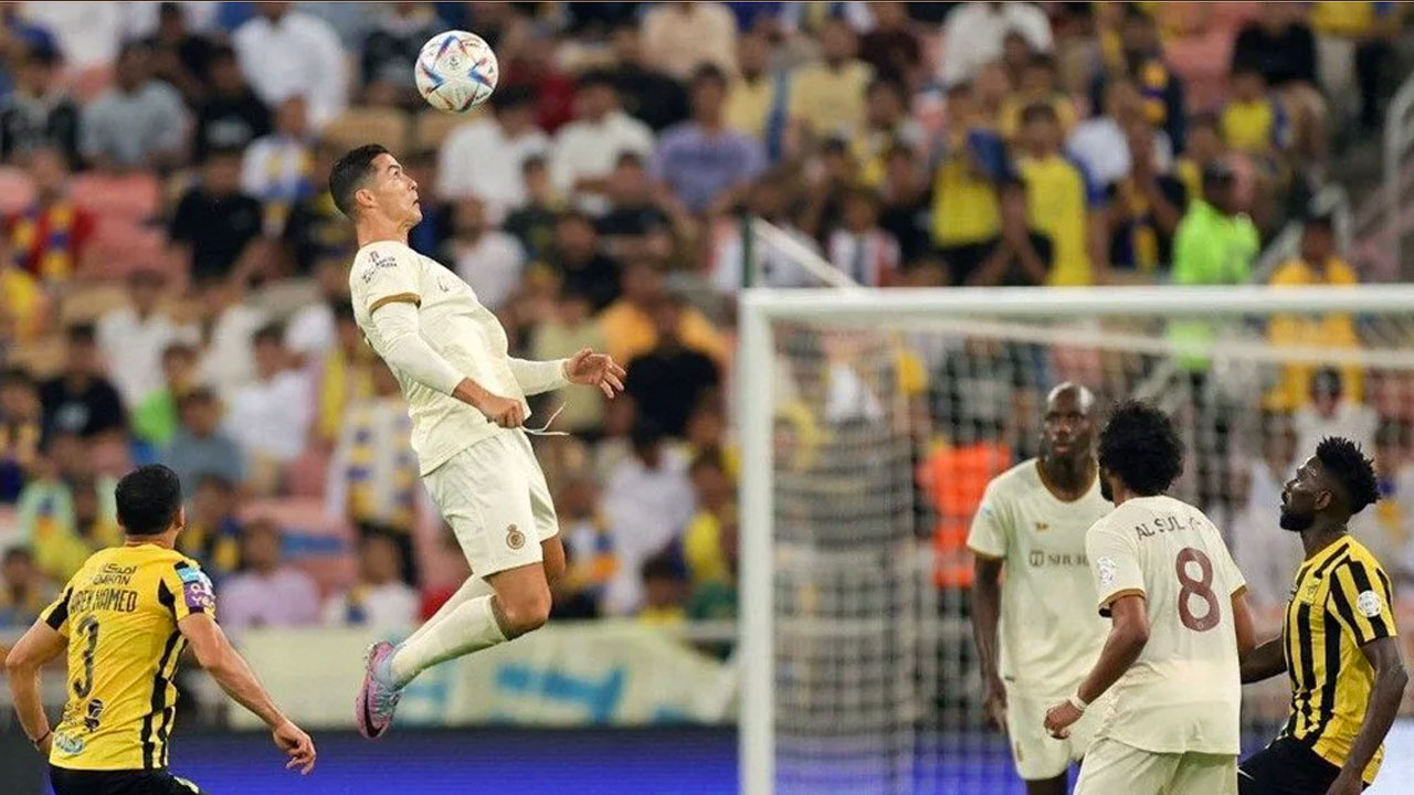 Ronaldo'yu delirten tezahürat! Su şişelerini tekmeledi tribünlere hareket çekti