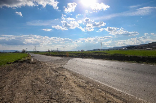 Depremin bıraktığı ize bakın! Yolda 4 metre kayma oluştu