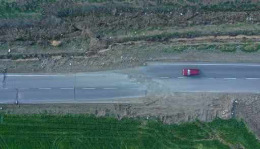 Depremin bıraktığı ize bakın! Yolda 4 metre kayma oluştu