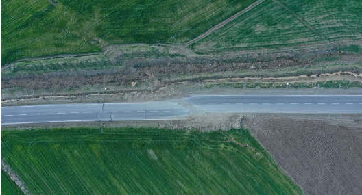 Depremin bıraktığı ize bakın! Yolda 4 metre kayma oluştu