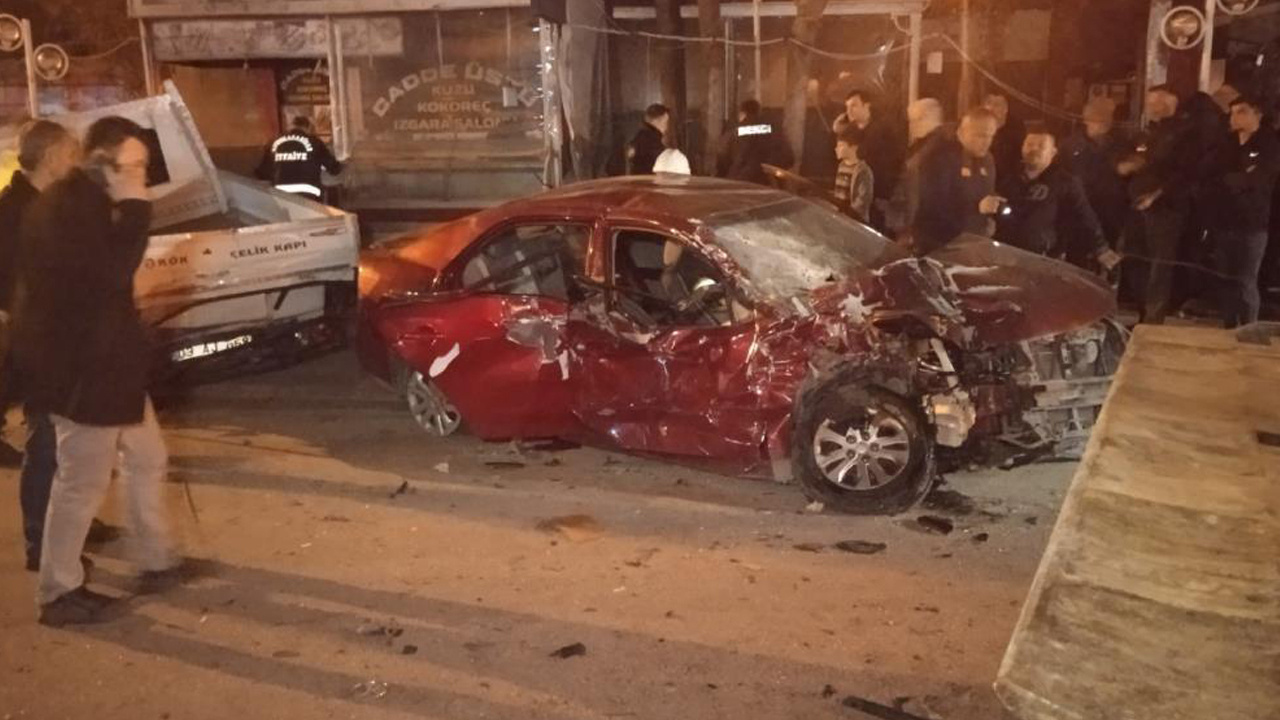 Afyonkarahisar'da kaza! 16 yaşındaki sürücü iki araca çarptı: 1 ölü, 4 yaralı