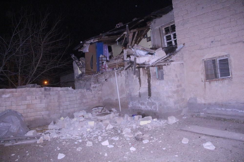 Soba bomba gibi patladı, ev kısmen çöktü: 2 yaralı