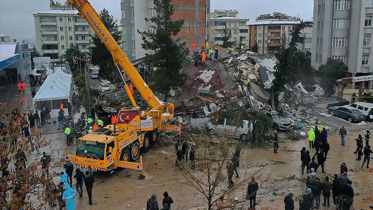 Deprem bölgesinde "vinç ticareti yapıldığı" iddiası! AFAD'dan açıklama