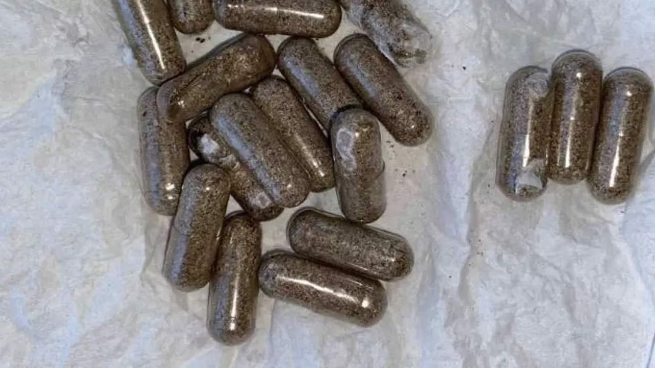 Uyuşturucu kurtesinin karnından 65 kapsül uyuşturucu çıktı