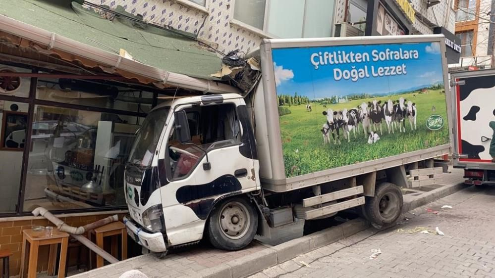 Freni boşalan kamyonet dehşet saçtı: Ölümden kıl payı kurtuldular, o anlar kamerada!