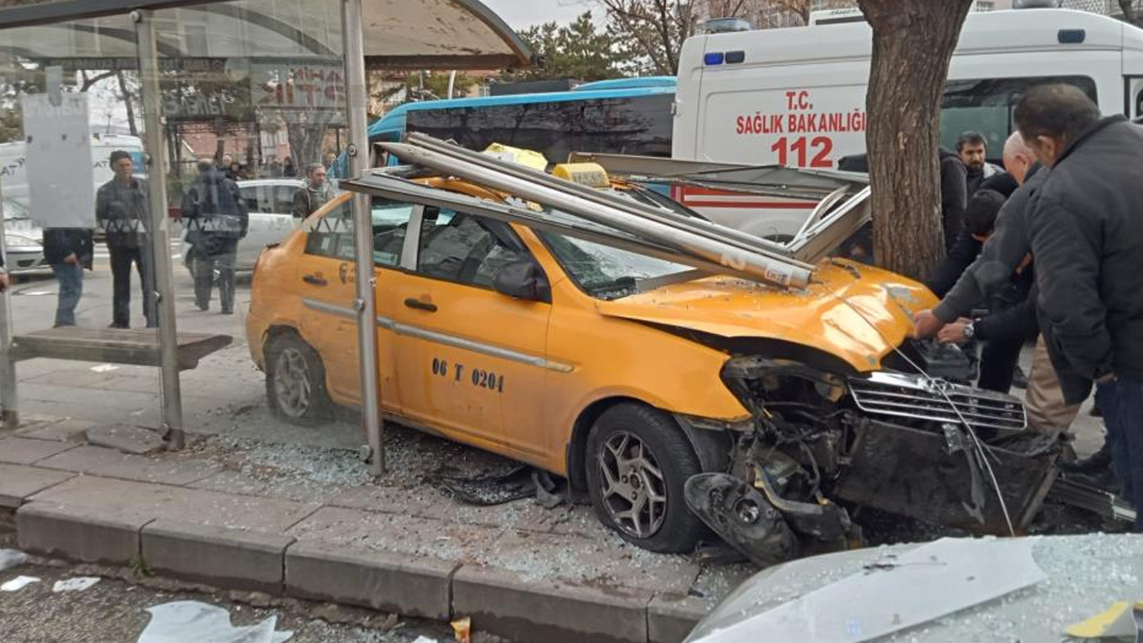 Ankara'da feci kaza! Taksi şoförü yayalara çarpmamak için durağa daldı yaralılar var