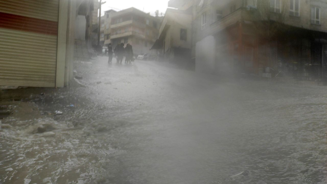 Şanlıurfa'da durum çok fena sağanak vurdu! Hastaneyi su bastı, okullar tatil edildi