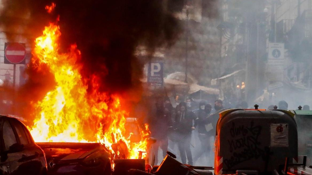 Alman taraftarlar, Şampiyonlar Ligi maçı öncesi Napoli'yi ateşe verdi