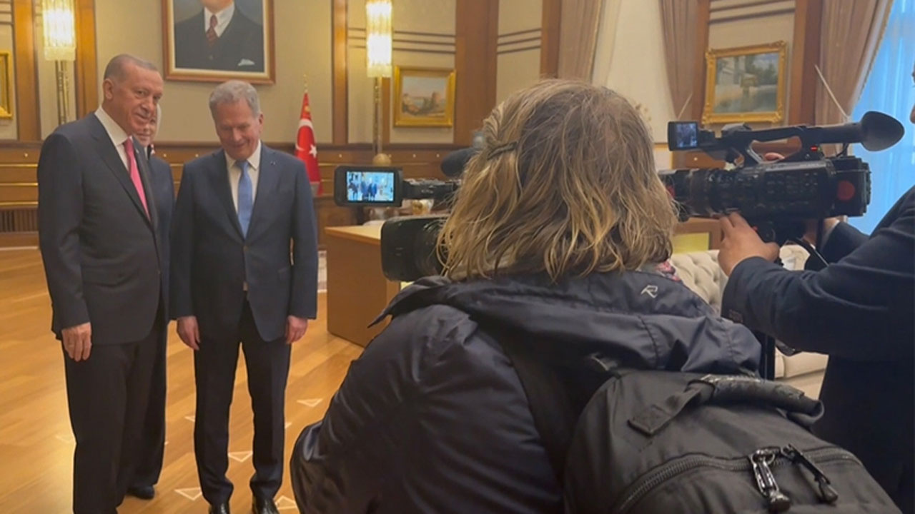 Cumhurbaşkanı Erdoğan Fin gazeteciye ayakkabı hediye etti