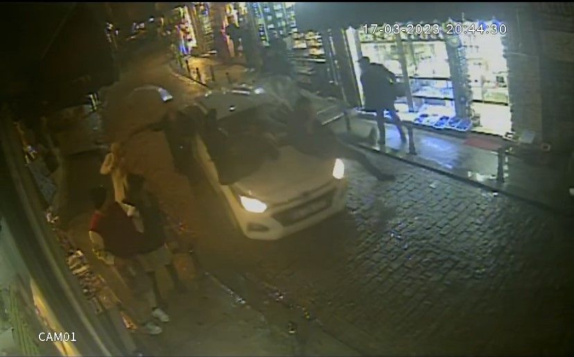 Galata’da dehşet anları kamerada: Otomobil yayaların arasına daldı!