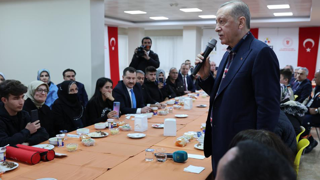 Cumhurbaşkanı Erdoğan, Balıkesir'de! Depremzedelerle bir araya geldi, yemek yedi