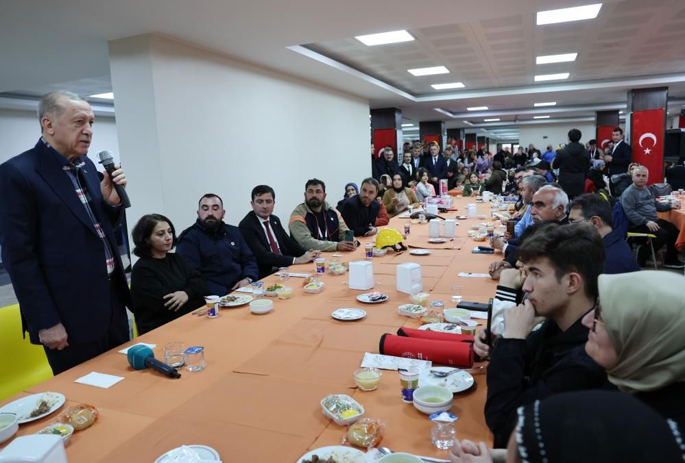 Cumhurbaşkanı Erdoğan, Balıkesir'de! Depremzedelerle bir araya geldi, yemek yedi