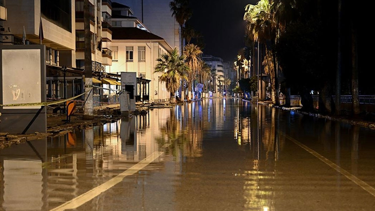 Hatay İskenderun'da deniz seviyesi yükseldi