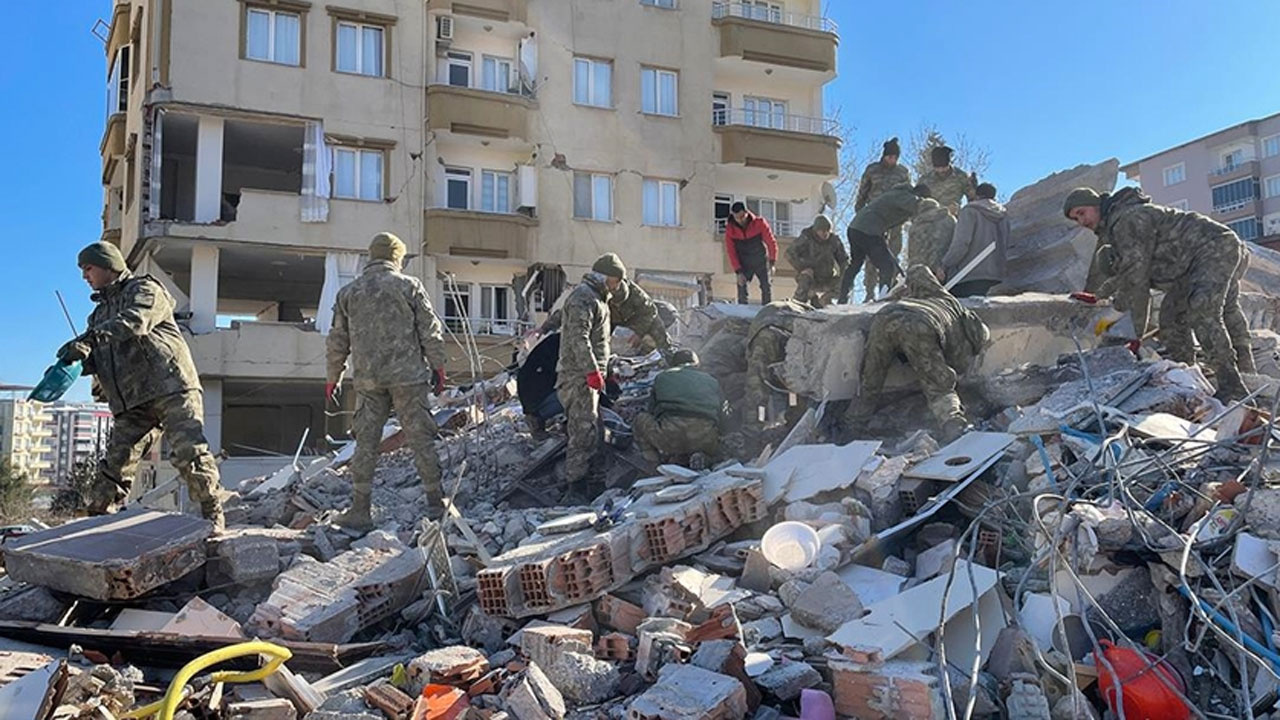İsmail Saymaz'ın iddiası: AFAD, depremden 36 saat sonra TSK’dan yardım istedi