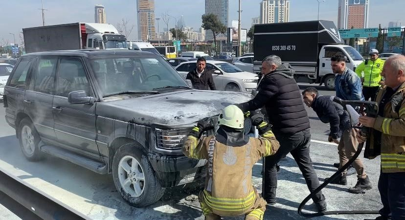 Kadıköy'de cipi yanan kadın sürücü gözyaşlarına boğuldu, diğer sürücüler teselli etti