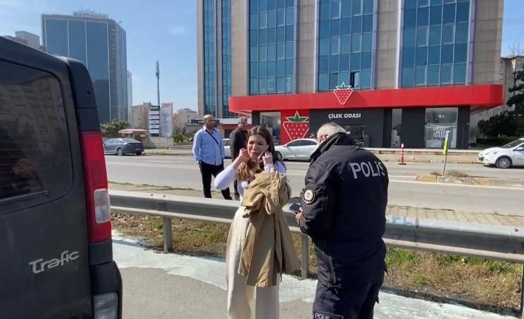 Kadıköy'de cipi yanan kadın sürücü gözyaşlarına boğuldu, diğer sürücüler teselli etti