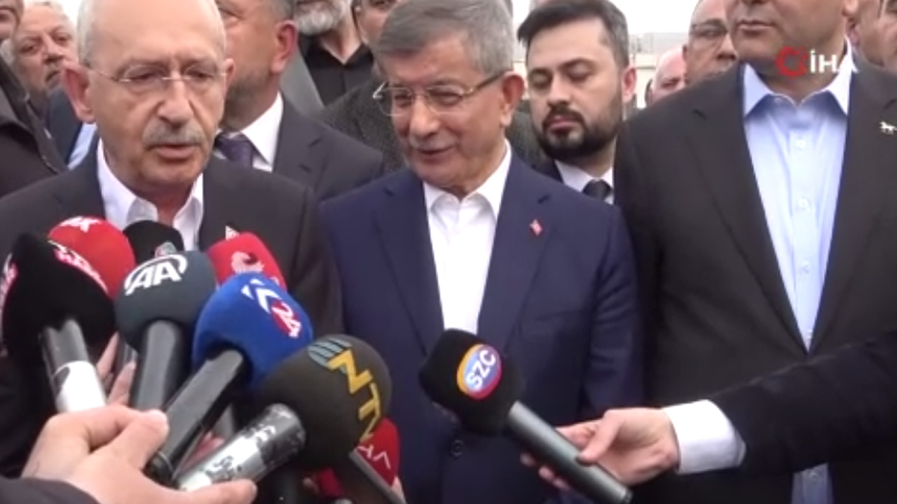 Kemal Kılıçdaroğlu 'Cumhur İttifakı' dedi Ahmet Davutoğlu gülümseyerek düzeltti