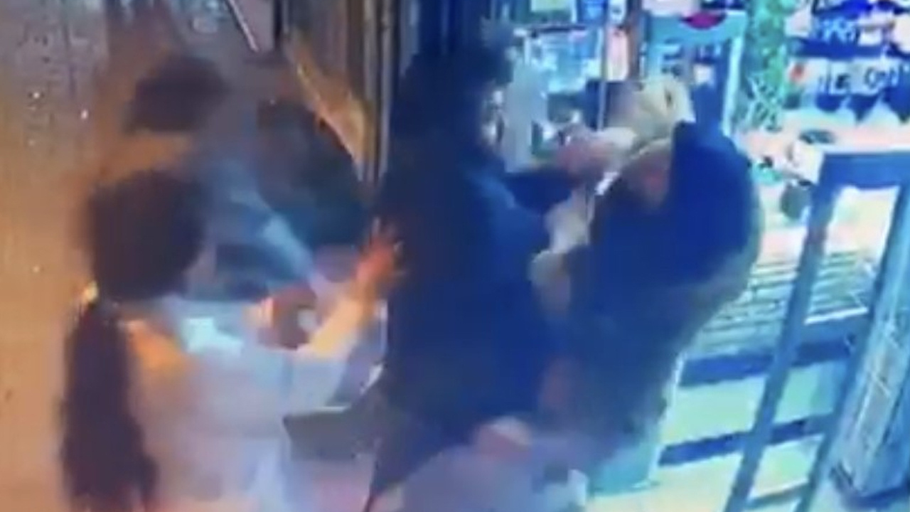 İstanbul’da kadınlar tekme tokat birbirine girdi! 'Nasıl omuz atarsın' kavgası kamerada