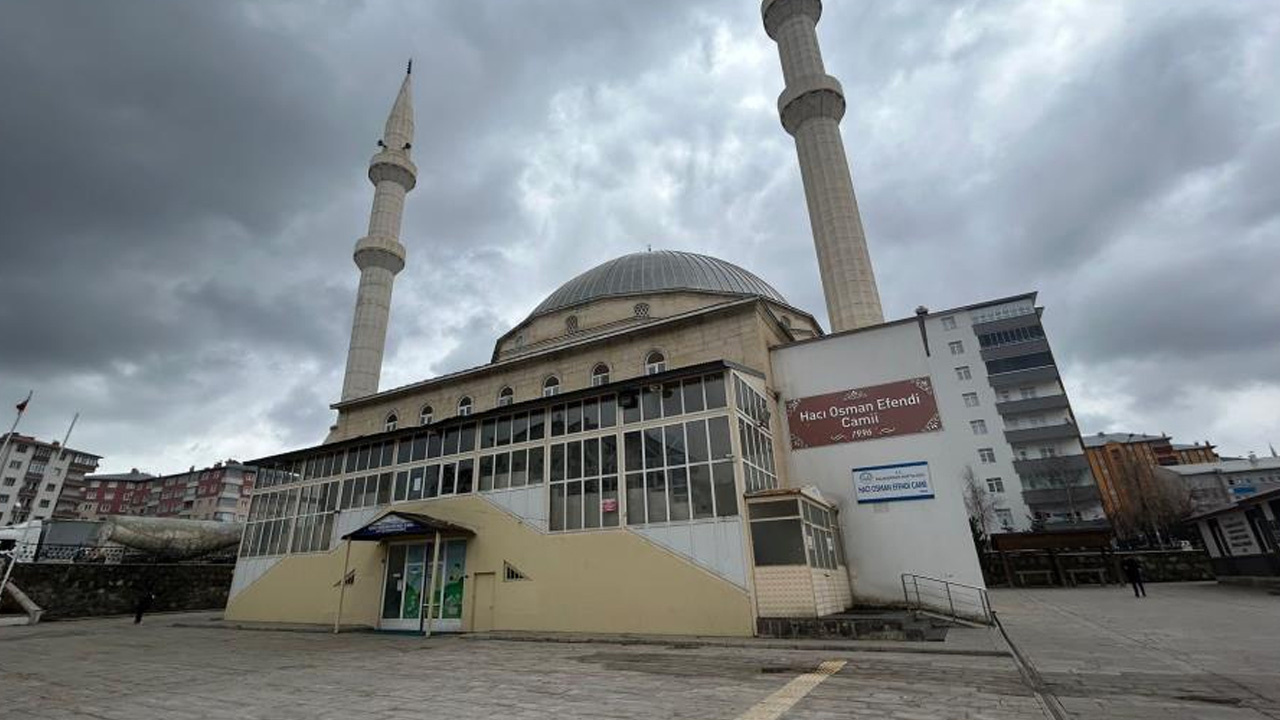 Herkes bir anda öksürmeye başlayınca namaz yarım kaldı, gerçek kamerada ortaya çıktı