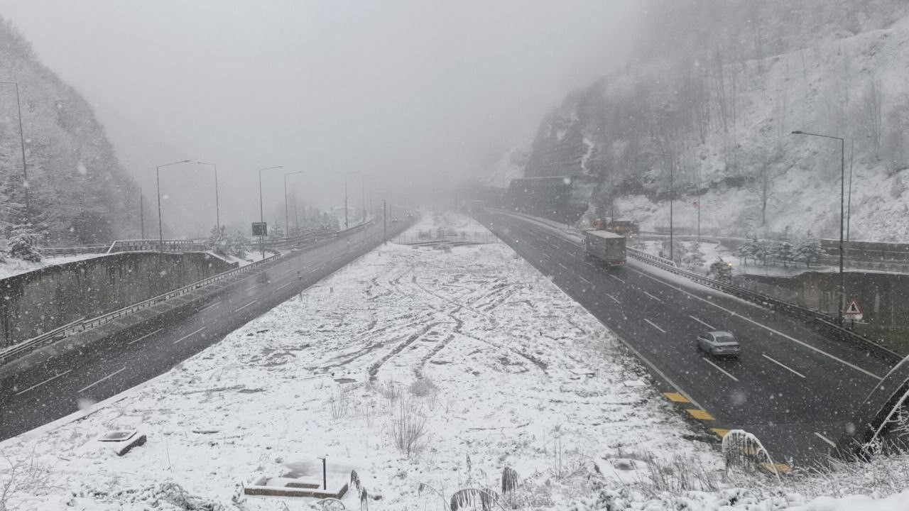 Türkiye'de kar yağışı etkili oluyor! 'Mart karı' şehirleri beyaza bürüdü işte yurttan manzaralar...