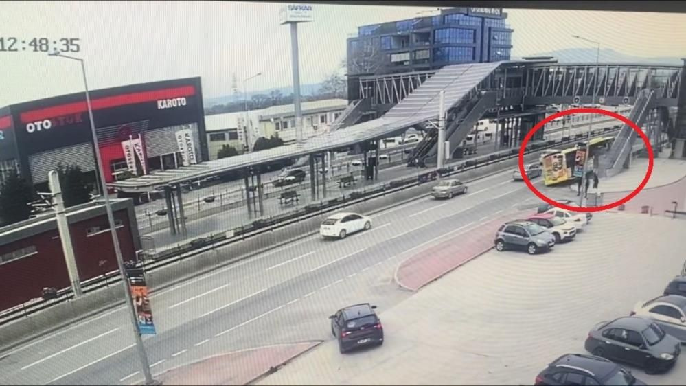 Bursa'da korkunç kaza! Belediye otobüsü bariyerlere ok gibi saplandı! O anlar kamerada...