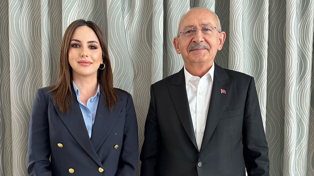 Gazeteci Duygu Demirdağ Kemal Kılıçdaroğlu ile fotoğraf paylaştı ayak detayı dikkat çekti