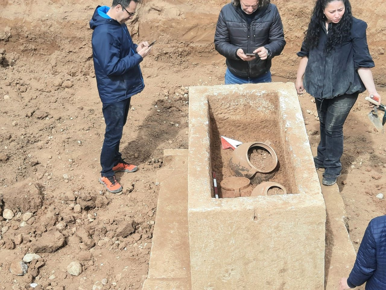 Temel kazısında lahit ortaya çıktı, arkeologlar açıklama yapmadan götürdü