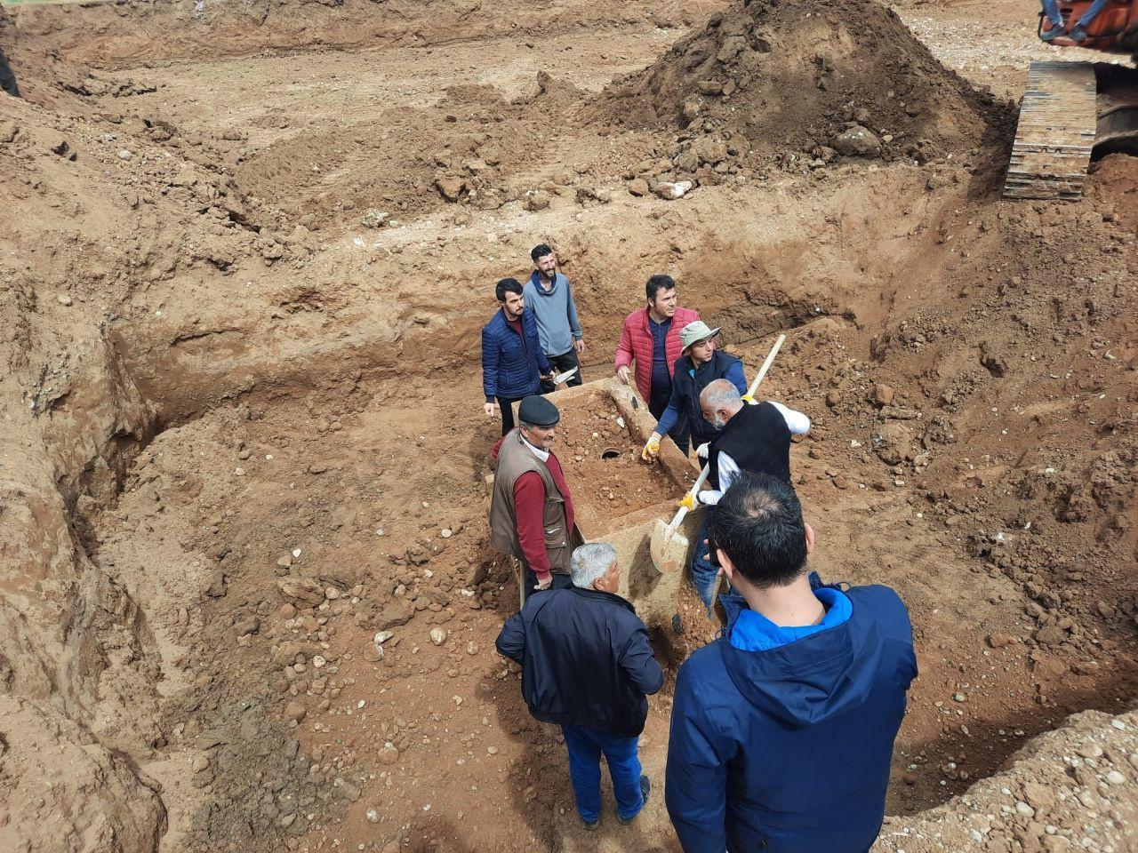 Temel kazısında lahit ortaya çıktı, arkeologlar açıklama yapmadan götürdü