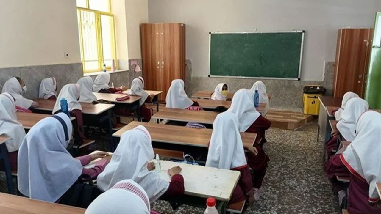 İran'da kurallara uygun başörtüsü takmayan öğrencilere eğitim verilmeyecek