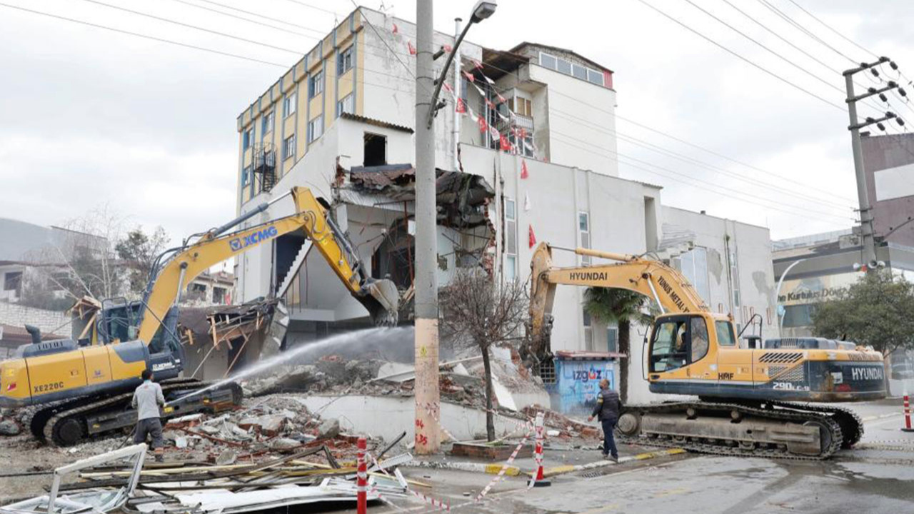 Kocaeli Körfez'de riskli kamu binaları yıkılıyor